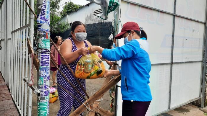 Trao quà đến người dân ở P.Phước Long A và Phước Long B (ngày 19/09/2021)